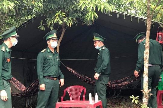 Băng rừng, lội suối lập chốt chống dịch COVID-19