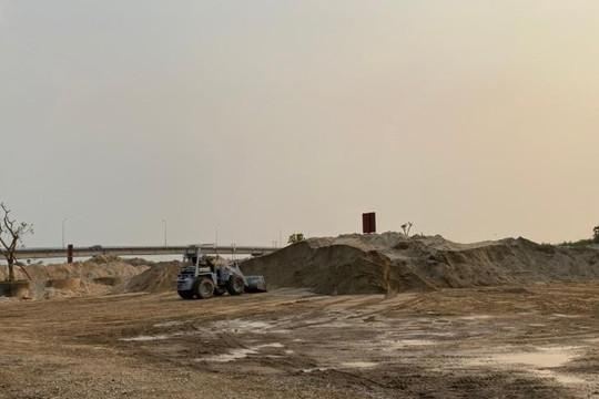 Quảng Trị: Nhiều chủ bãi ở Triệu Phong tiếp tay tiêu thụ cát ‘lậu’