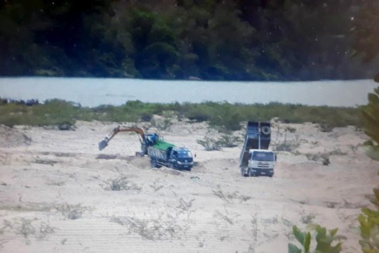 Quảng Ngãi: Chủ tịch huyện Sơn Hà chỉ đạo kiểm tra việc khai thác cát trên sông Rin