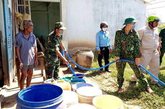 Sóc Trăng: Bộ đội biên phòng tặng dân dụng cụ chứa nước và nước sạch