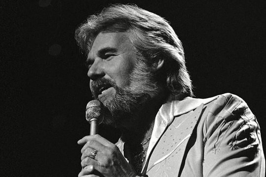 Huyền thoại làng nhạc Kenny Rogers qua đời ở tuổi 81