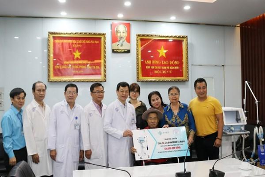 Gia đình NSND Lý Huỳnh tặng máy thở cho BV Chợ Rẫy để phòng chống COVID-19