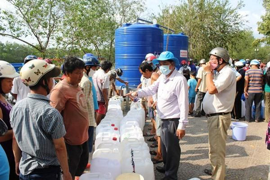 Bến Tre: Đoàn Thanh niên Văn phòng Chính phủ hỗ trợ nước ngọt cho người dân vùng hạn, mặn