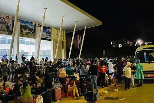 Gần 500 người Việt từ Lào về cửa khẩu lúc nửa đêm