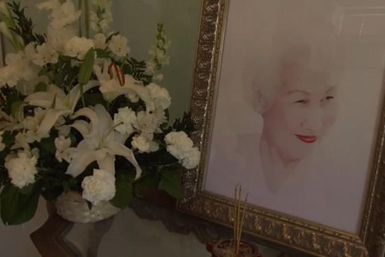 Lễ tang hồng của danh ca Thái Thanh: Ý Lan và gia đình nức nở hát bài 'Nghìn trùng xa cách', 'Tình ca' tiễn mẹ