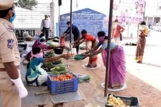 Người dân đứng cách xa chờ mua rau và thuốc, cảnh sát cầm roi giám sát