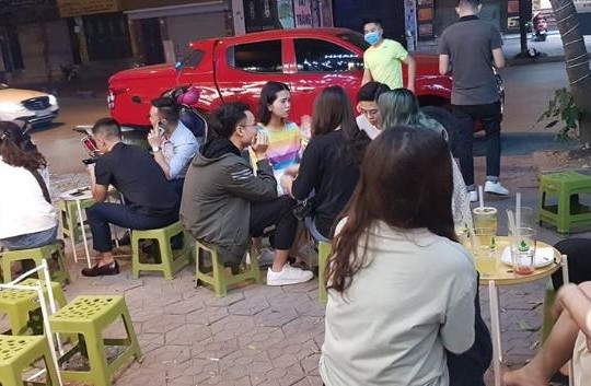 Clip nhóm thanh niên thiếu ý thức ở Hà Nội tụ tập uống trà chanh mặc COVID-19