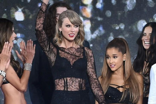 Taylor Swift và Ariana Grande tặng hàng ngàn USD cho người hâm mộ gặp khó khăn trong dịch