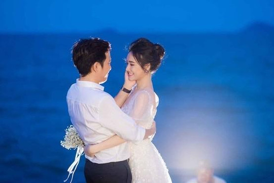 Trường Giang - Nhã Phương bất ngờ tung bộ ảnh lễ đính hôn lãng mạn trên bãi biển