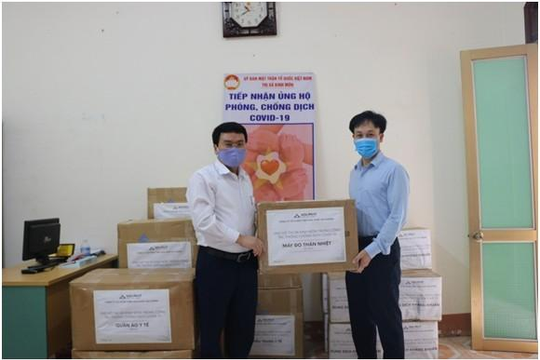 Thép Hòa Phát Hải Dương trao tặng trang thiết bị y tế cho thị xã Kinh Môn phòng chống dịch COVID-19 