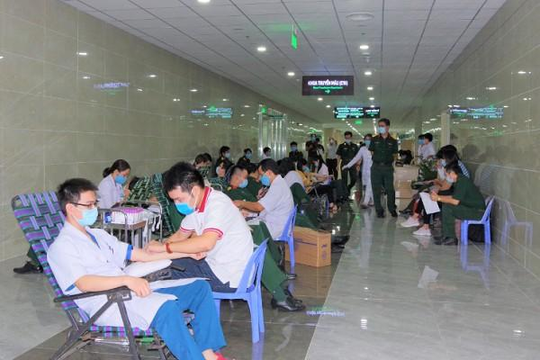 Trước khi làm nhiệm vụ quốc tế, BV dã chiến 2.3 hiến máu chống COVID-19