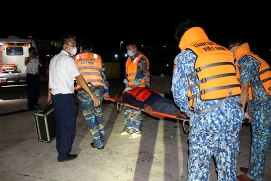Kiên Giang: Bộ Tư lệnh vùng Cảnh sát biển 4 cứu ngư dân gặp nạn trên biển