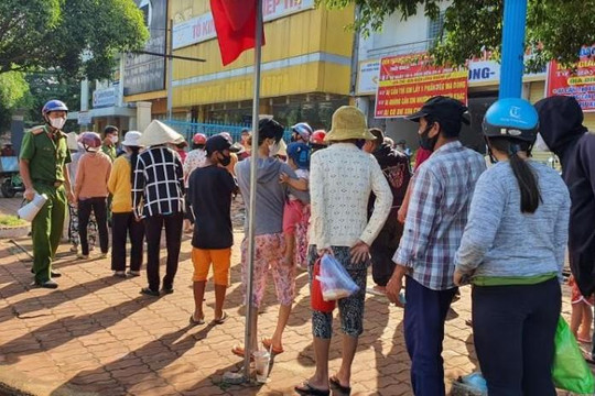 Đồng Nai: ATM gạo quá tải vì người xếp hàng quá đông