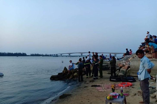 Đã tìm thấy thi thể 2 nạn nhân vụ chìm thuyền ở Quảng Nam