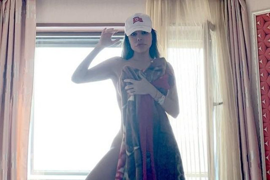 Người mẫu Mỹ suýt ngồi tù vì đội nón binh sĩ, chụp ảnh khỏa thân khiêu khích ở Triều Tiên