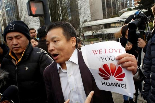 Doanh nghiệp Trung Quốc tẩy chay Apple, cho tiền nhân viên mua điện thoại Huawei