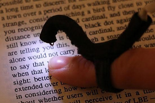 Chiếc nhẫn ma thuật giúp người khiếm thị đọc sách bình thường