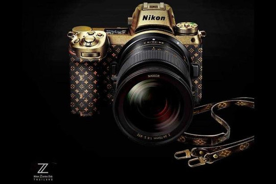 Hé lộ hình ảnh chiếc máy ảnh mạ vàng mà các blogger thời trang nổi tiếng đang mơ ước