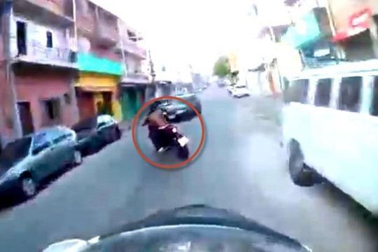Clip biker và cảnh sát truy đuổi tên cướp chạy mô tô kịch tính như phim