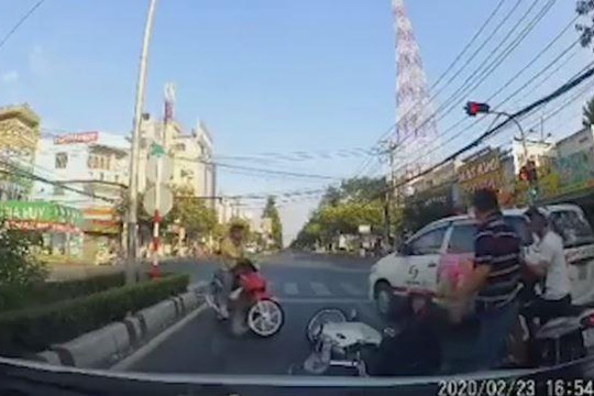 Tài xế ô tô đánh người lái xe máy túi bụi vì bị chặn đầu khiêu khích