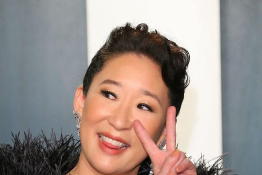 Oscar Vanity Fair Party: 'Niềm tự hào châu Á’ diện trang phục ánh kim của Công Trí