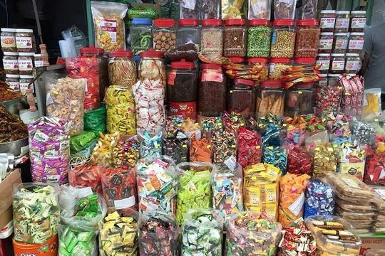 Thị trường bánh kẹo trước Tết: Hàng ngoại 'lấn át'