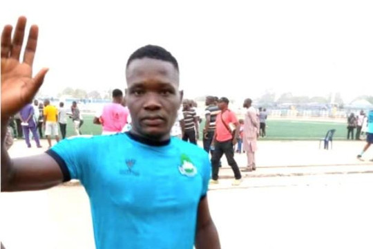 Cầu thủ Nigeria qua đời thương tâm sau khi va chạm với đối phương