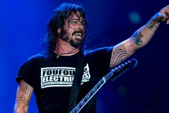Thủ lĩnh Foo Fighters phản đối việc mở lại trường học của Tổng thống Donald Trump