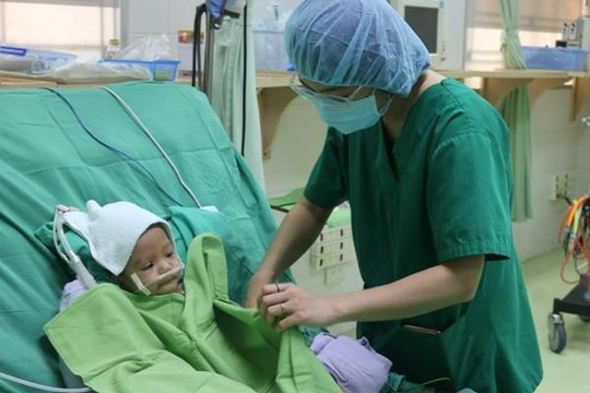 Phẫu thuật cứu bé trai 1 tuổi bị thiếu oxy trầm trọng