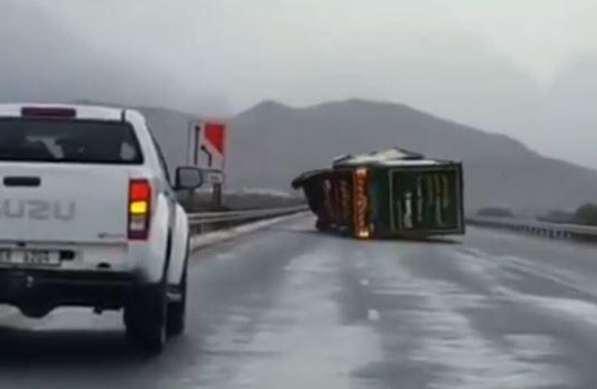Xe container bị gió lớn quật ngã trên cao tốc