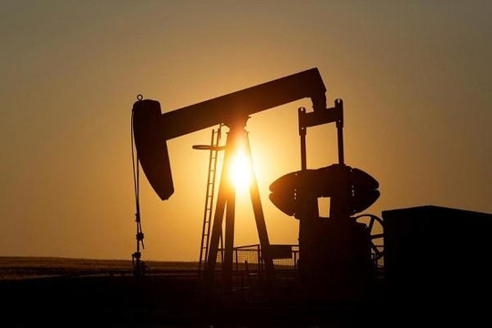 OPEC tính toán cắt giảm mạnh sản lượng dầu