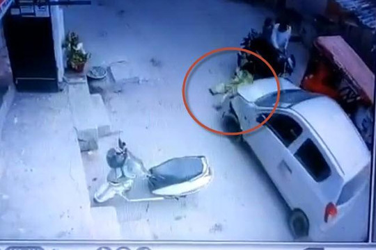 Clip cảnh sát lái ô tô húc văng và cán người phụ nữ để bỏ trốn
