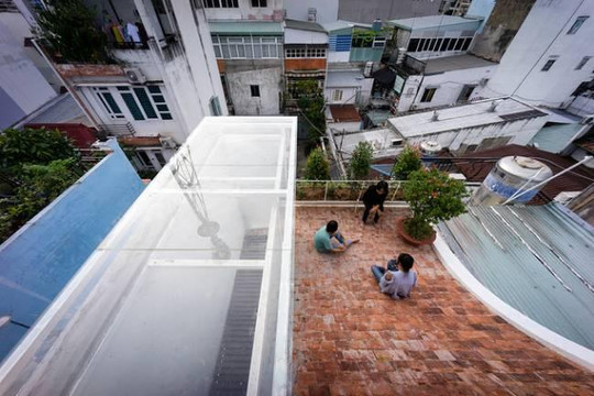 Ngôi nhà phố hiện đại có tháp mái cao vút ở Sài Gòn
