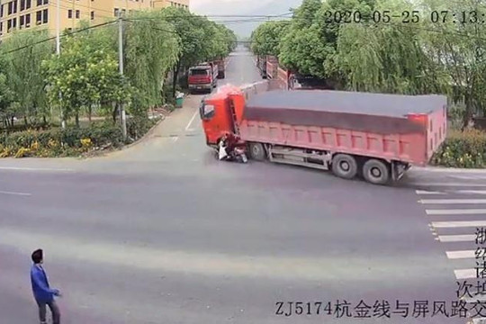 Tài xế xe máy băng qua đường ẩu gây họa cho xe tải