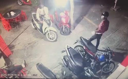 2 thanh niên liều lĩnh cắt khóa, trộm xe máy ở đám tang