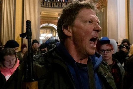 Người biểu tình Mỹ mang súng xông vào nghị viện bang đòi dỡ phong tỏa