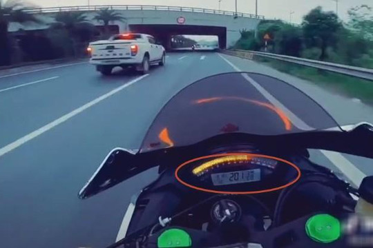Clip biker phóng mô tô 201km/h trên cao tốc đến sân bay Nội Bài: Phạt bao nhiêu?