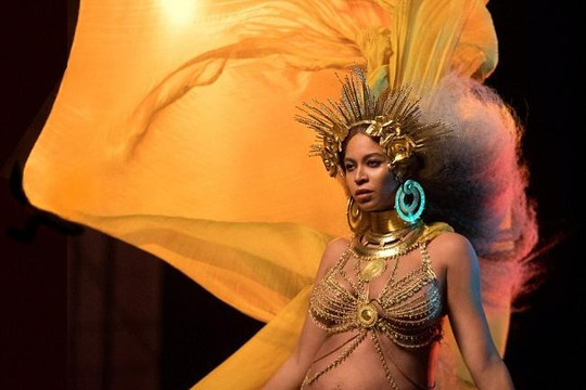 Beyoncé diện bikini khoe bụng bầu, trình diễn thót tim tại Grammy 2017