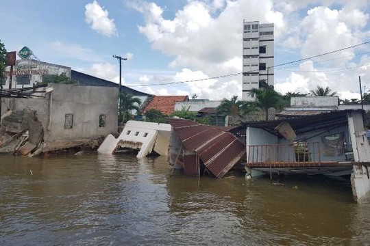 Cần Thơ: Năm căn nhà gần chợ nổi Cái Răng đã bị sụp hoàn toàn xuống sông