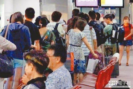 Người Việt du lịch nước ngoài: Nói to, chen hàng và loạt thói xấu khó bỏ