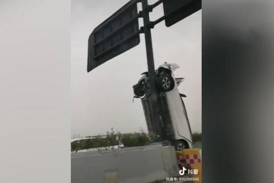 Nữ tài xế lái ô tô đâm vào dải phân cách khiến xe dựng đứng