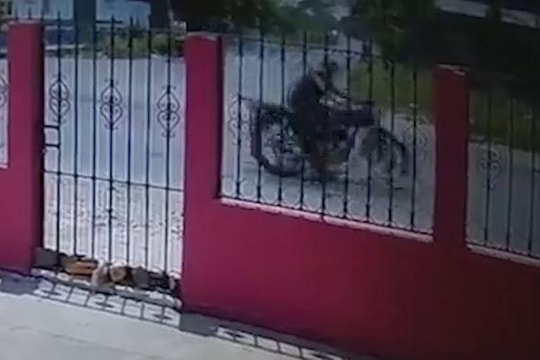 Vào cua tốc độ cao, thanh niên đi xe máy nhận cái kết đắng