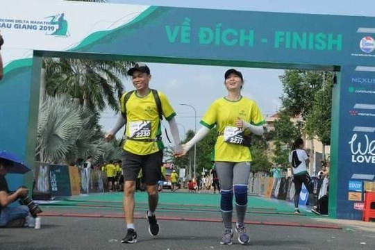 Hậu Giang: Hơn 4.000 người tham gia chạy Marathon kêu gọi chống biến đổi khí hậu