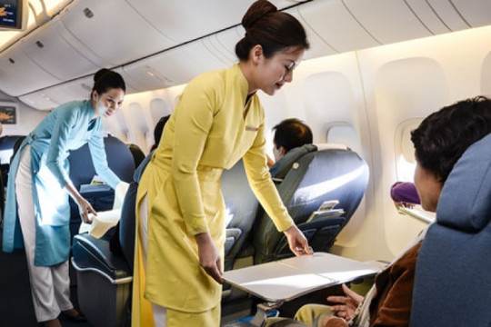 Thưởng thức cocktail trên chuyến bay 4 sao của Vietnam Airlines