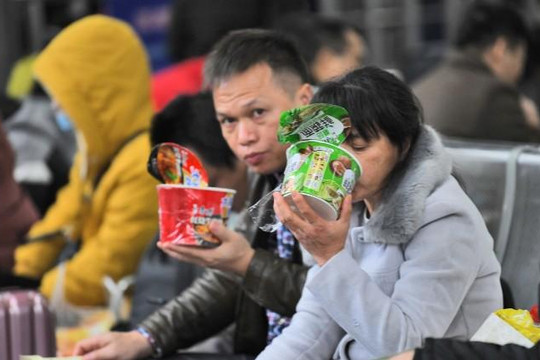 Doanh số bán mì ăn liền tăng mạnh có phải vì dân Trung Quốc siết chi tiêu?