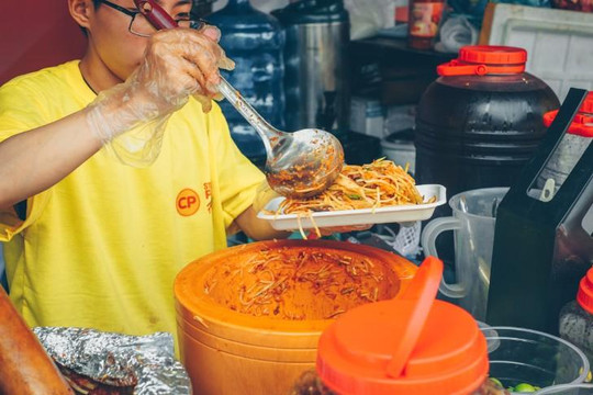 Hàng trăm món ăn Á - Âu thu hút thực khách tại lễ hội ẩm thực đường phố