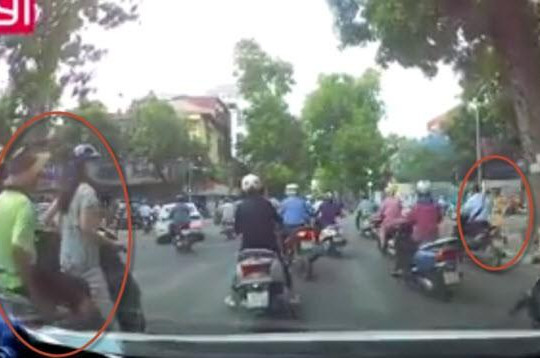 Clip người lạ leo lên xe máy, cô gái dừng đèn đỏ hốt hoảng vẫy tay cầu cứu CSGT