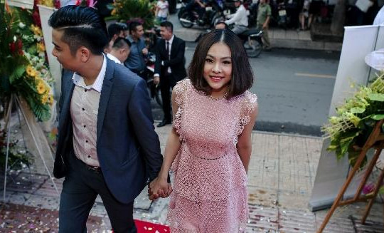 Vợ chồng Vân Trang tình tứ nắm chặt tay nhau đi sự kiện