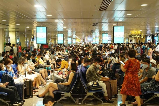 Hàng trăm chuyến bay phải lùi giờ do Tân Sơn Nhất đóng đường băng