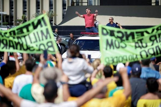 Tổng thống Brazil tham gia biểu tình chống việc cách ly xã hội